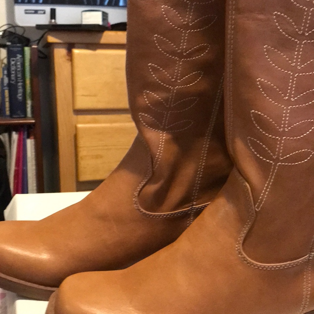 Dark tan boots! Brand new never been worn!